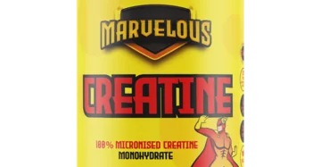 مارفيلوس كرياتين – مكمل كرياتين مونوهيدرات نقي بدون نكهة، عبوة صفراء بحجم 68 جرعة، يدعم القوة والطاقة وبناء العضلات Marvelous Creatine – Yellow jar with superhero graphic, contains 100% micronized creatine monohydrate, 68 servings, ideal for strength and muscle building