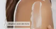 توضيح فوائد كريم مرطب للبشرة على الكتف.