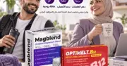 منتج ماغلبند مع عبوة أوميليت ب12 على طاولة مع شخصين يبتسمان.